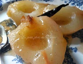 Poires pochées à la vanille, au citron vert et au miel