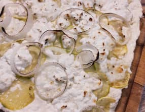 Flammekueche courgette feta chèvre mozzarella