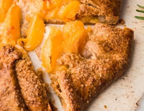 Tarte rustique à la pêche et romarin