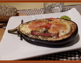 Aubergines farcies au bacon et à la tomate