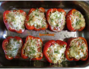 Poivrons farcis au poulet, tomates et fromage
