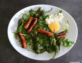 Oeuf frit, txistorra et piment de Padron