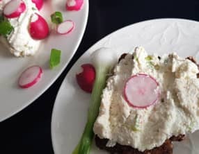 Fromage type Boursin à l'oignon vert fait maison