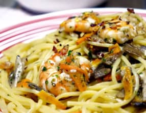 Pâtes carbonara de la mer aux moules, palourdes, crevettes, calmar