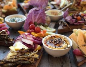Antipasti aux aubergines, tomates séchées, ricotta et basilic