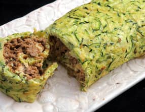 Roulé courgettes, viande hachée et sauce tomate