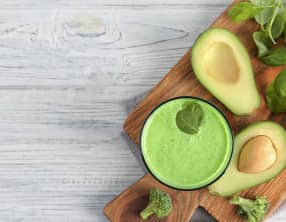Smoothie detox d'avocat et de brocolis