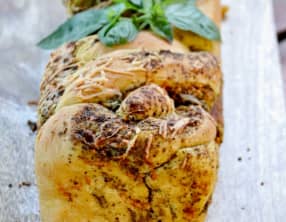 Babka salée au basilic et aux noix de cajou