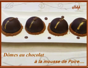 Dômes au chocolat à la mousse de poire et croquant spéculoos
