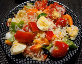 Salade de riz aux poivrons, tomates et œufs