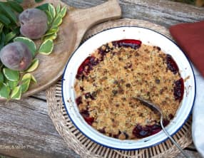 Crumble aux pêches de vigne et pistaches