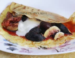 Crêpes aux figues fraîches, confiture de fraise et yaourt nature