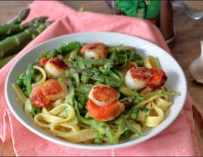 Saint-Jacques aux tagliatelles asperges et petits pois