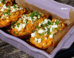 Patates douces farcies aux pois chiches et à la feta