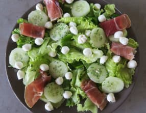 Salade verte au concombre, jambon cru et mozzarella
