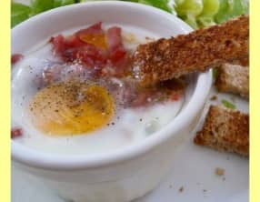 Oeuf cocotte chèvre miel bacon