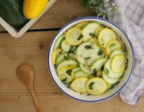 Salade de courgettes crues, citron et basilic