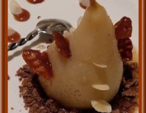 Poires pochées, sauce caramel au beurre salé