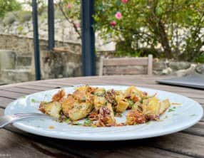 Petits artichauts violets frits à la menthe