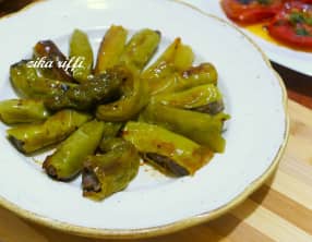 Petits piments forts farcis frits