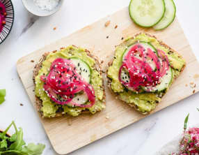 Tartine avocat et pickles d'oignons rouges