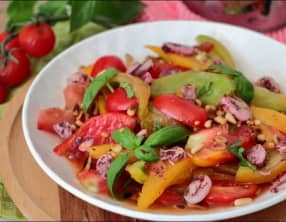 Méli-mélo de tomates, échalion au sumac et pignons de pin