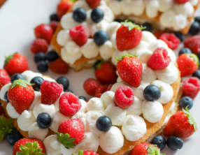 Number cake aux fruits rouges et chantilly