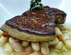 Foie gras de canard poêlé aux haricots blancs ail et thym