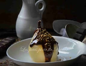 Poire au sirop nappée de chocolat fondu
