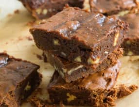 Brownie aux noix de pécan, purée d'amandes et fleur de sel