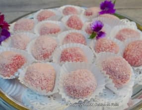 Truffes roses chocolat blanc et biscuits de Reims, coeur noisette grillée