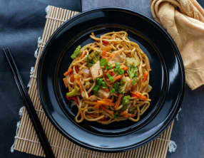 Wok de légumes au poulet et nouilles