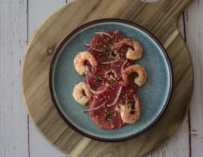 Pomélo aux crevettes et oignon rouge