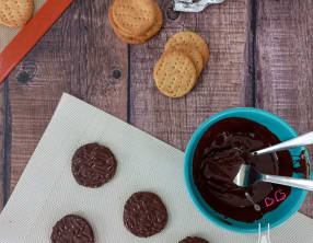 Biscuits nappés au chocolat