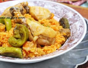 Riz au poulet boulettes légumes et petits piments farcis frits