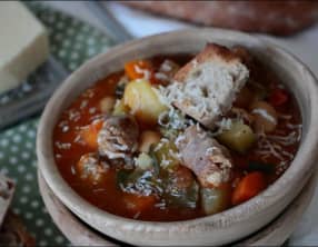 Soupe de légumes d'été à la saucisse