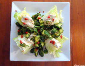 Salade de sucrine avec yaourt à l'aubergine, concombre et purée de piments