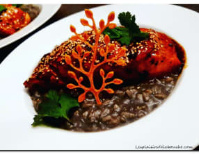 Saumon aux saveurs asiatique et risotto à l'encre de seiche