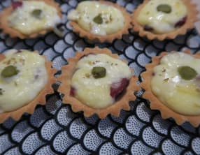 Tartelettes à  la bresaola, reblochon et cornichons