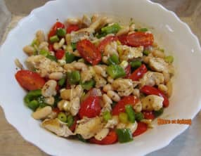 Salade de haricots blancs au poulet, tomates cerises et poivron