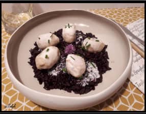 Gnudi aux truffes de Toscane sur riz noir et sauce au jambon cru