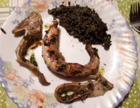 Poulpe et oreille de cochon en persillade, riz à l’encre