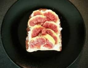 Toast apéritif figues, fromage frais et miel