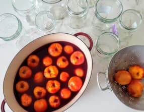 Poires ou pêches au vin de framboises
