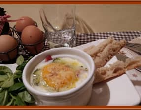 Œuf cocotte à la coppa et brocolis