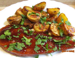 Escalopes de porc avec des pommes de terre au four