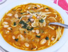 Soupe végétarienne de haricots coco roses aux légumes et linguine