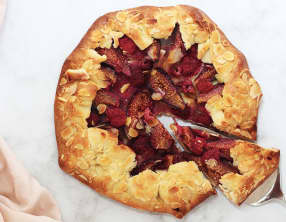 Tarte rustique aux figues, framboises et miel de châtaigner