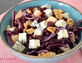 Salade de chou rouge, cranberries, pomme, noix et fourme d’Ambert