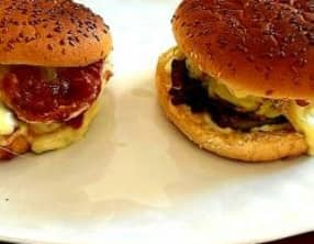 Burger végétarien aux röstis, morbier et oignons caramélisés